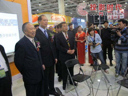 ��ʿ��ʢ�b���ӵ�60���Ї��̌W�x���O(sh��)��չʾ��