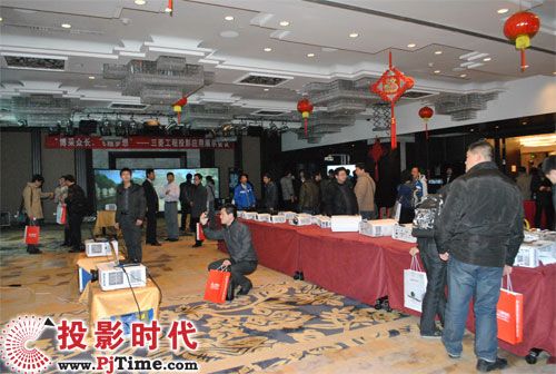 ɱL(zhng)wԽ(mng)롱2012⹤ͶӰC(j)Ʒ(yng)չʾ(hu)