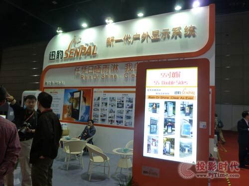 迅豹全球最亮戶(hù)外廣告機(jī)亮相Infocomm