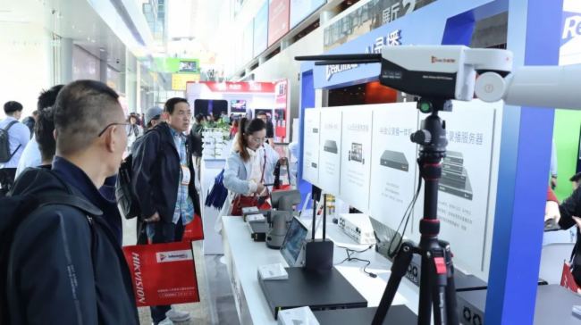 AI?ǻҕӍInfoComm2025JȡAIƷŮʣ