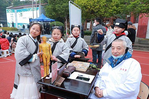 ��Ԫ�������A���³̡�  �ɶ���֥�����t(y��)�^������Ȫ���A�|ɽ�W(xu��)У�Ļ�ʢ��