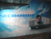 2005����ĻͶӰ���@ʾ�O(sh��)�䑪(y��ng)���c�Ј�Փ���F(xi��n)���a(ch��n)Ʒչʾ�^(q��)֮NEC 